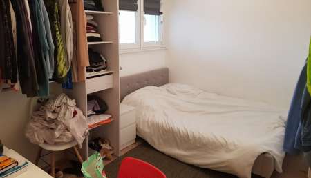 Propose chambre contre services