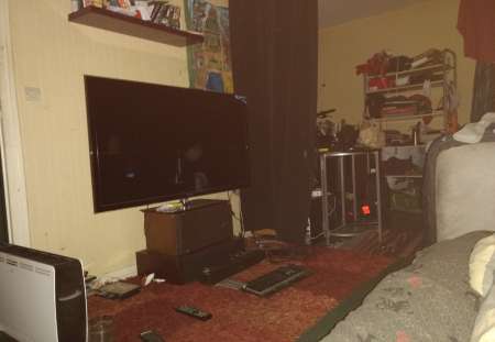 Bonjour, y a t'il une colocatrice moins de 30 ans?