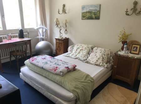  Studio à louer dans un grand logement.